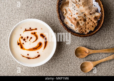 Soupe turc Dugun Çorbasi avec sauce au beurre frit et croustillant Pain soupe turque. Banque D'Images