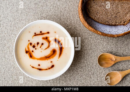 Soupe turc Dugun Çorbasi frit avec sauce au beurre et de son pain. soupe turque Banque D'Images