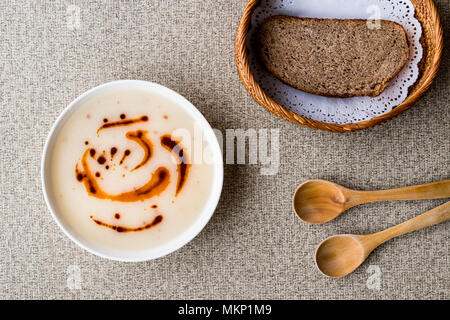 Soupe turc Dugun Çorbasi frit avec sauce au beurre et de son pain. soupe turque Banque D'Images