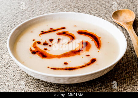 Soupe turc Dugun Çorbasi avec sauce au beurre frit soupe traditionnelle turque. Banque D'Images