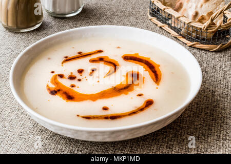 Soupe turc Dugun Çorbasi avec sauce au beurre frit et croustillant Pain soupe turque. Banque D'Images