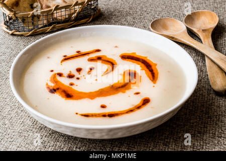 Soupe turc Dugun Çorbasi avec sauce au beurre frit et croustillant Pain soupe turque. Banque D'Images