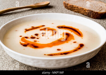 Soupe turc Dugun Çorbasi frit avec sauce au beurre et de son pain. soupe turque Banque D'Images