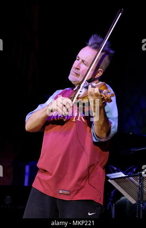 Nigel Kennedy joue du violon pendant son soundcheck au Cheltenham Jazz Festival, Cheltenham, UK. Le 3 mai 2018 Banque D'Images