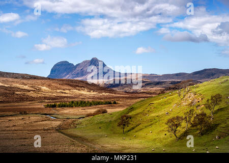 Vue sur le paysage Assynt dans les Highlands écossais près de Elphin la montagne lointaine est Suilven Banque D'Images