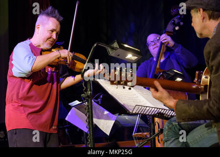 Nigel Kennedy joue du violon pendant son soundcheck au Cheltenham Jazz Festival, Cheltenham, UK. Le 3 mai 2018 Banque D'Images