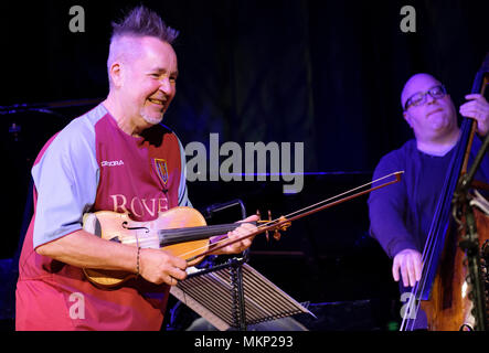 Nigel Kennedy joue du violon pendant son soundcheck au Cheltenham Jazz Festival, Cheltenham, UK. Le 3 mai 2018 Banque D'Images