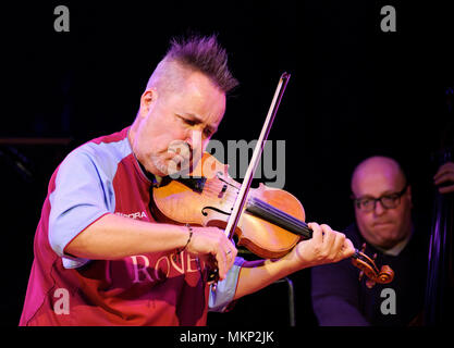 Nigel Kennedy joue du violon pendant son soundcheck au Cheltenham Jazz Festival, Cheltenham, UK. Le 3 mai 2018 Banque D'Images