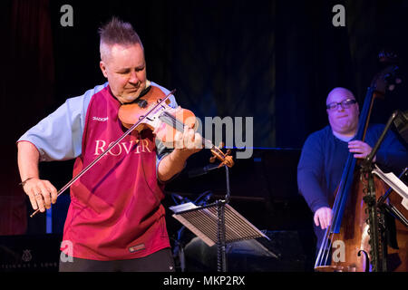 Nigel Kennedy joue du violon pendant son soundcheck au Cheltenham Jazz Festival, Cheltenham, UK. Le 3 mai 2018 Banque D'Images