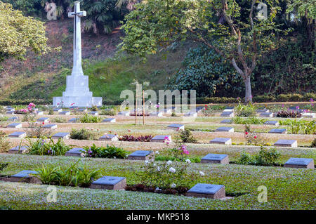 Un cimetière à la DEUXIÈME GUERRE MONDIALE, Silpukhuri Navagraha Road, Guwahati, Inde. Le cimetière de guerre a été mis en place durant la Deuxième Guerre mondiale pour l'enterrement des soldats tués à la guerre. Banque D'Images