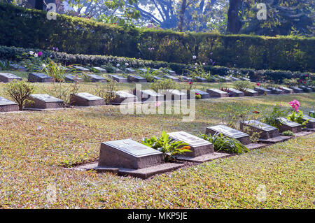 Un cimetière à la DEUXIÈME GUERRE MONDIALE, Silpukhuri Navagraha Road, Guwahati, Inde. Le cimetière de guerre a été mis en place durant la Deuxième Guerre mondiale pour l'enterrement des soldats tués à la guerre. Banque D'Images