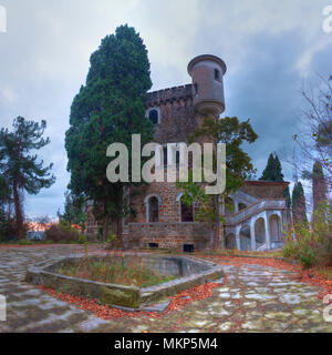 Cour et bâtiment de l'ancien manoir abandonné appelé datcha Kvitko, temps couvert à Sotchi, Russie Banque D'Images