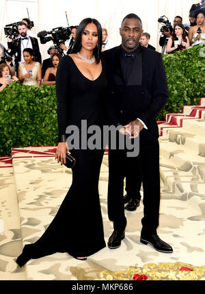 Idris Elba (à droite) et sa fiancée Sabrina Dhowre fréquentant le Metropolitan Museum of Art Costume Institute Gala-bénéfice 2018 à New York, USA Banque D'Images