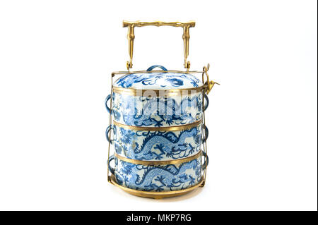 Vintage tiffin avec cuivres et motif bleu chinois art sur fond blanc Banque D'Images