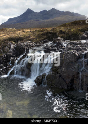 Cascade dans le ruisseau de montagne de l'Allt Dearg Mor Cuillin noires avec des montagnes au loin, Sligachan, Isle of Skye, Scotland, UK Banque D'Images