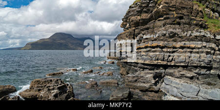 Mudstone calcaire intercalés et strates de roches sédimentaires dans les falaises au Glen Scaladal Bay (Cladach un Ghlinne), Elgol, Isle of Skye, Scotland, UK Banque D'Images