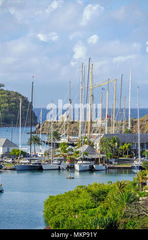 Petites Antilles Antigua îles dans les Caraïbes Antilles - Vue sur le port anglais accueil à Nelsons Dockyard avec cher yachts amarrés Banque D'Images