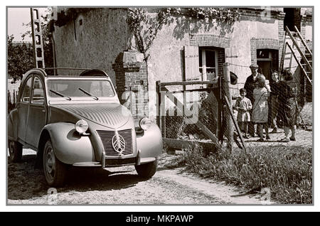 2CV AUTOMOBILE FRANÇAISE VINTAGE années 1950 Citroën 2CV deux chevaux 1950 voiture familiale française typique dans un environnement rural français pour la publicité de presse française conçue par Flaminio Bertoni : Banque D'Images