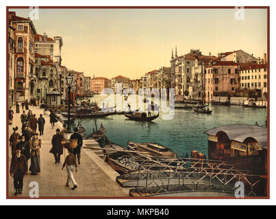GRAND CANAL GONDOLIERS Venise historique Ancien Vintage Années 1890 Années 1900 Photochrom, vue sur Grand Canal occupé, avec de l'eau prenant Vaporettos gondoliers des taxis à destination des visiteurs piers Banque D'Images