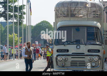 Stratford Upon Avon Warwickshire Angleterre UK 7 mai 2018 Homme avec barbe admirant cinéma mobile dans la rue Bridge, au cours de l'automobile du Festival sur peut en interdire Banque D'Images