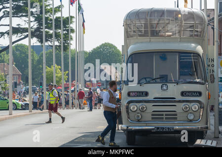 Stratford Upon Avon Warwickshire Angleterre UK 7 mai 2018 Homme avec barbe admirant cinéma mobile dans la rue Bridge, au cours de l'automobile du Festival sur peut en interdire Banque D'Images