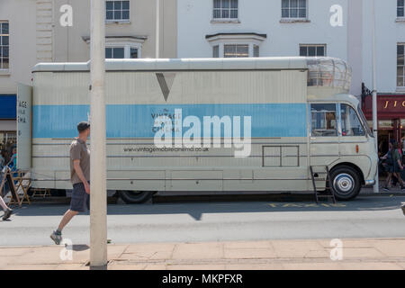 Stratford Upon Avon Warwickshire Angleterre UK 7 mai 2018 Homme avec barbe admirant cinéma mobile dans la rue Bridge, au cours de l'automobile du Festival sur peut en interdire Banque D'Images