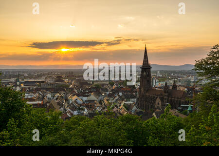 L'Allemagne romantique au coucher du soleil, la lumière sur les toits de la ville de Freiburg im Breisgau Banque D'Images