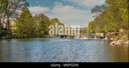 Vue panoramique de la Grade II, prévue monument ancien de Whorlton Pont sur la Rivière Tees, reliant le Yorkshire et le comté de Durham Banque D'Images