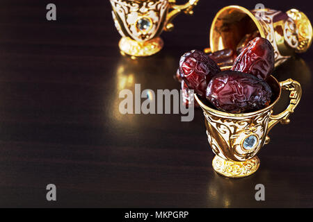 Still Life with dates et goldenTraditional set café arabe avec mini cup. Fond sombre. Copier l'espace. Banque D'Images