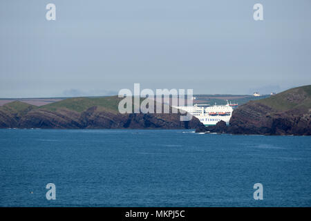 Ferry de l'Irlande partiellement visible arrive à l'entrée de Milford Haven Banque D'Images