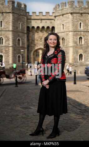 Chanteur et compositeur Olga Thomas se trouve en face du château de Windsor alors qu'elle lance 'Royal' chanson d'amour de Hollywood, un seul pour célébrer le prince Harry et Meghan Markle's Wedding. L'argent est reversé au deuil Cruse soins et la Royal Navy et Royal Marines la charité. Banque D'Images