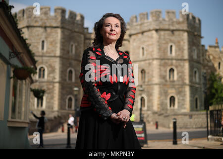 Chanteur et compositeur Olga Thomas se trouve en face du château de Windsor alors qu'elle lance 'Royal' chanson d'amour de Hollywood, un seul pour célébrer le prince Harry et Meghan Markle's Wedding. L'argent est reversé au deuil Cruse soins et la Royal Navy et Royal Marines la charité. Banque D'Images