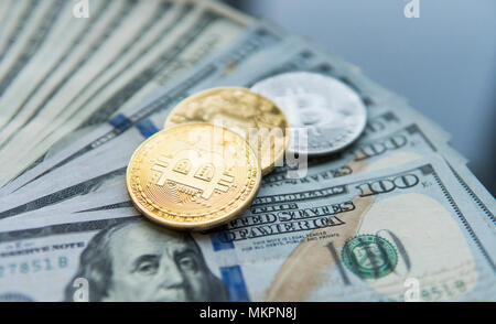 Les Bitcoins d'or et d'argent sur le dollar US. La monnaie numérique close-up. L'argent virtuel. Cryptocurrency. Pièces métalliques de bitcoins sur les billets. L'échange. Bu Banque D'Images