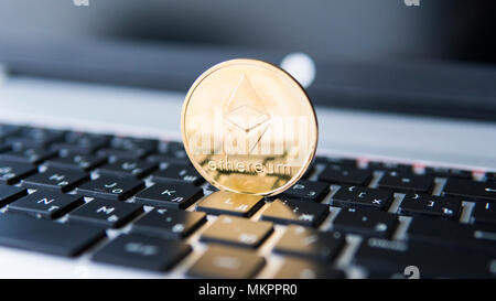 Pièce d'or Ethereum sur un ordinateur portable. Crypto Ethereum monnaie sur un clavier noir pour ordinateur portable. L'argent numérique et virtuelle concept cryptocurrency. L'investissement. Affaires, commercial. Profiter de l'exploitation minière. Banque D'Images