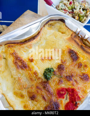 Bolognaise lasagne traditionnelle Italienne avec une garniture au fromage dans un plat de cuisson en aluminium Banque D'Images