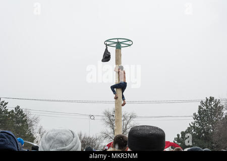 TIRASPOL, Moldavie-Février 18, 2018 : sur un poteau en bois pour le prix. Vacances pagan folk slave Maslenitsa (Le Mardi Gras) - une mee symbolique Banque D'Images