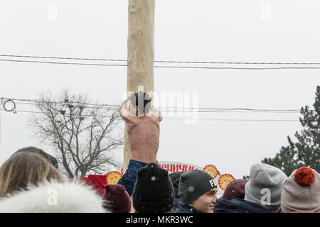 TIRASPOL, Moldavie-Février 18, 2018 : sur un poteau en bois pour le prix. Vacances pagan folk slave Maslenitsa (Le Mardi Gras) - une mee symbolique Banque D'Images