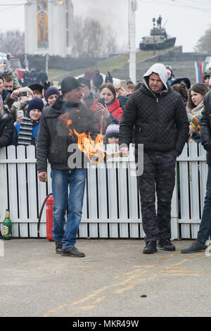 TIRASPOL, Moldavie - février 18, 2018 : Les hommes se préparent à mettre le feu aux jours gras farci. La Maslenitsa vacances pagan slave (le Mardi Gras) - un Banque D'Images