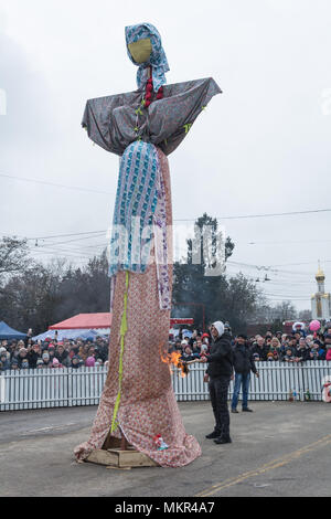 TIRASPOL, Moldavie - février 18, 2018 : Rite de brûler la Maslenitsa farcis. La Maslenitsa vacances pagan slave (le Mardi Gras) - une réunion du symbolique Banque D'Images