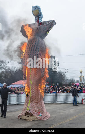 TIRASPOL, Moldavie - février 18, 2018 : Rite de brûler la Maslenitsa farcis. La Maslenitsa vacances pagan slave (le Mardi Gras) - une réunion du symbolique Banque D'Images