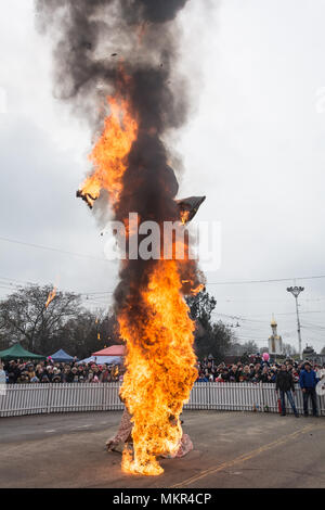 TIRASPOL, Moldavie - février 18, 2018 : Rite de brûler la Maslenitsa farcis. La Maslenitsa vacances pagan slave (le Mardi Gras) - une réunion du symbolique Banque D'Images