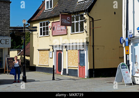 Swan pub, maintenant fermé, Bungay, Norfolk, Angleterre, Royaume-Uni Banque D'Images