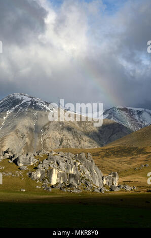 Un léger rainbow pèse sur l'affleurement calcaire de la colline du Château, île du Sud, Nouvelle-Zélande Banque D'Images