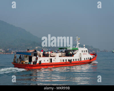 Ferry à passagers, anciennement Myeik, Mergui la plus grande ville dans la région de Tanintharyi du Myanmar. Les gens qui vivent sur les îles dans la grande Mye Banque D'Images