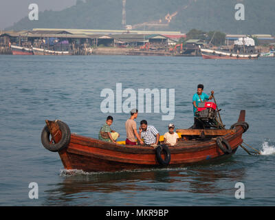 Petit, ferry, arrivant à Myeik, anciennement, Mergui la plus grande ville dans la région de Tanintharyi du Myanmar, avec les passagers d'un des à proximité Banque D'Images