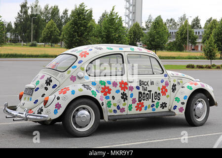 De retour dans les Beatles Volkswagen Volkswagen, officiellement la Type 1, peint avec des fleurs pour célébrer l'évènement à la Beatles International Banque D'Images