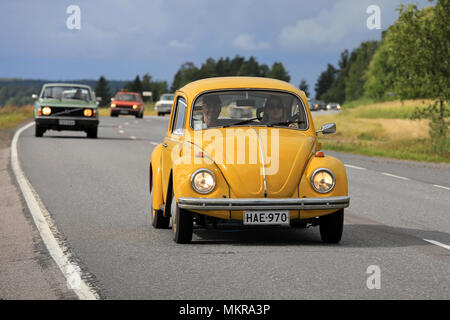 Volkswagen Coccinelle jaune, type Volkswagen officiellement 1, se déplace le long d'une route de campagne sur Maisemaruise 2017 croisière voiture la fin de l'été de l'événement approprié Tawastia Banque D'Images