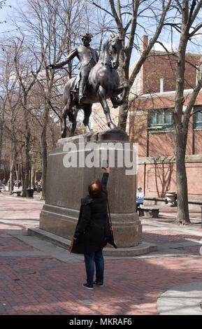 Un touriste prend une photo de la statue de Paul Revere dans l'extrémité nord de Boston, Massachusetts, USA Banque D'Images