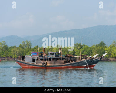 Deux petits navires de transport traditionnel, à Kadan Kyun, précédemment King Island, la plus grande île de l'archipel de Myeik, anciennement l'Archipela Mergui Banque D'Images