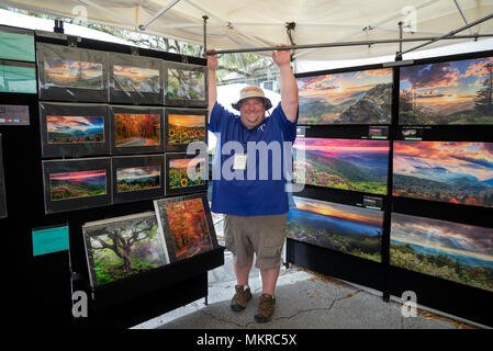 Festival de Printemps de Gainesville, en Floride, dispose d'une variété d'expression et d'expériences. Stacy Redmon, photographe à son stand. Banque D'Images